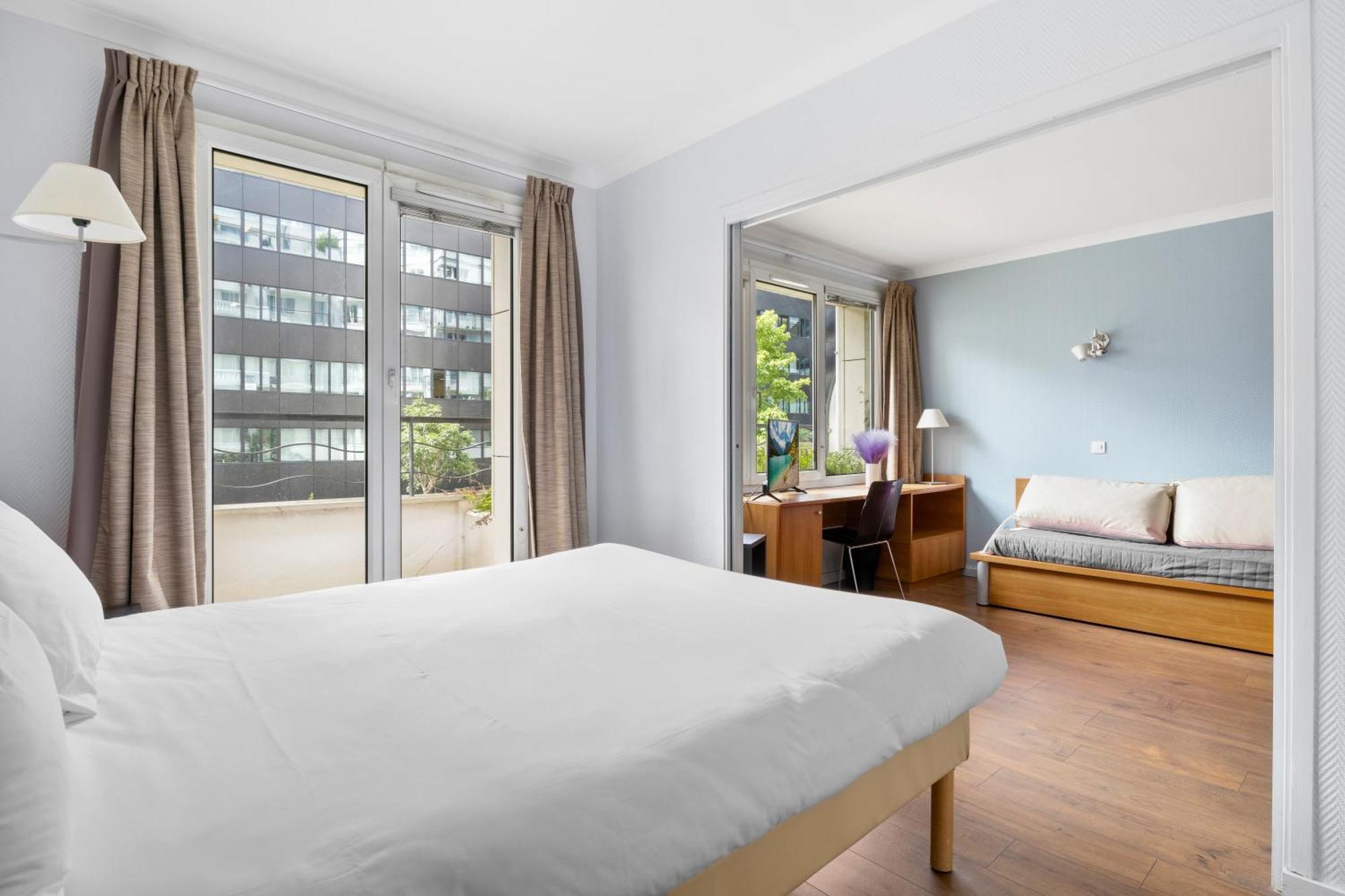 Grand Appartement Avec Balcon - Proche Parc Des Expo - Parking Privee Issy-les-Moulineaux Buitenkant foto